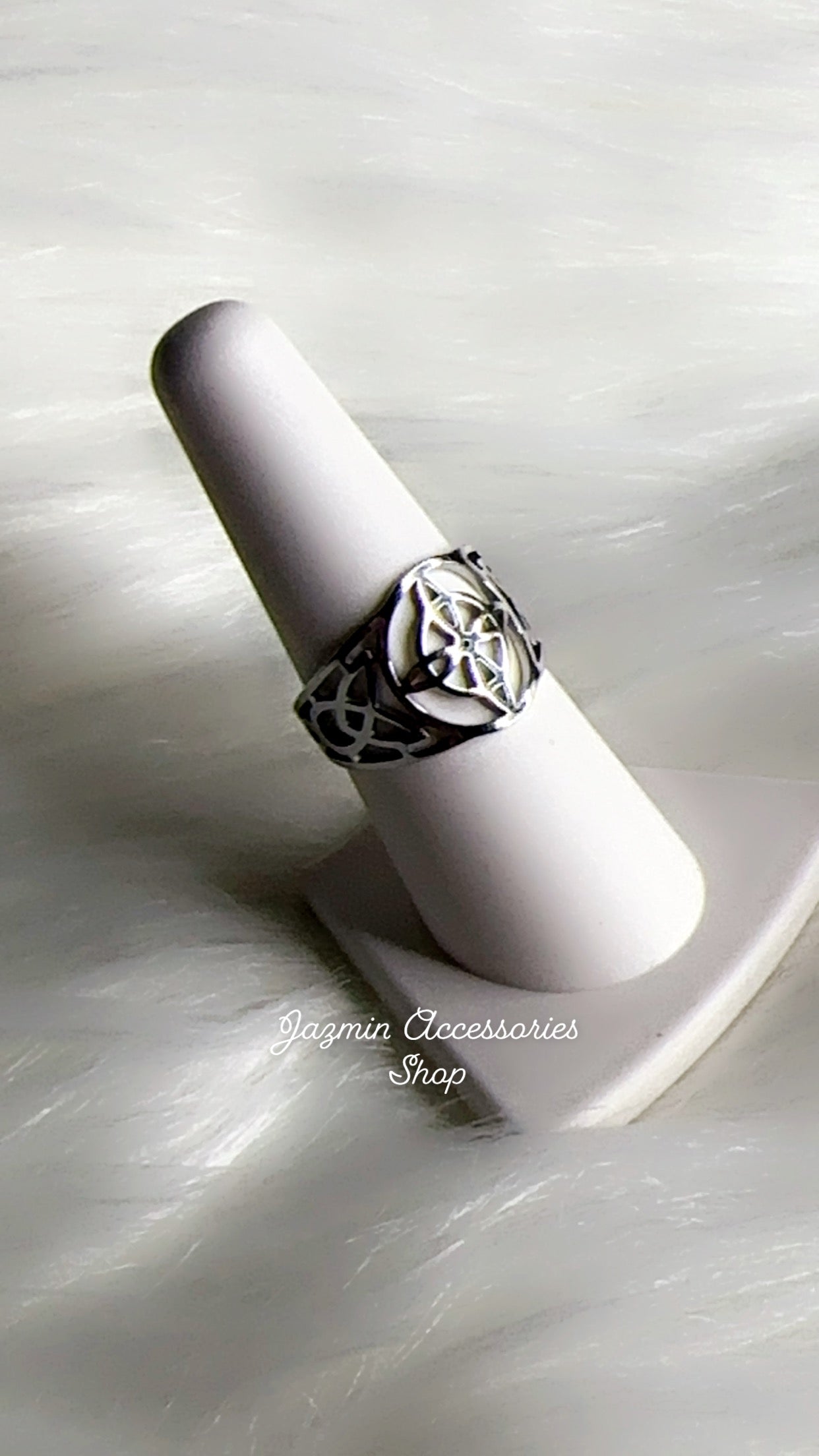 Witch knot size 8 ring